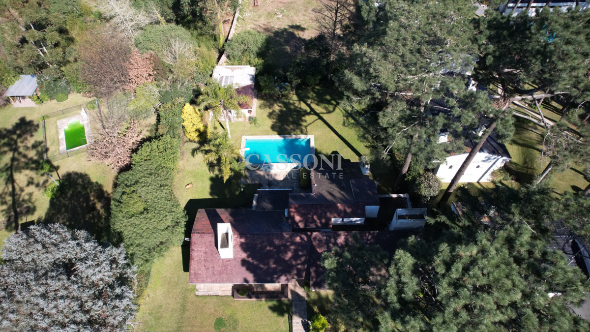 Casa ID.4852 - Muy buena propiedad en venta, 5 dormitorios en barrio Cantegril, Punta del Este 