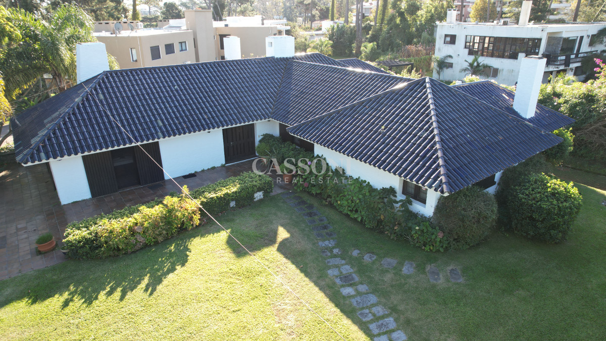 Casa ID.4865 - Espectacular casa en Playa Mansa, a metros del mar. Punta del Este