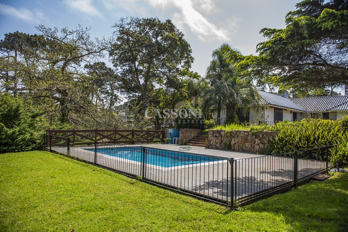 Casa ID.4865 - Espectacular casa en Playa Mansa, a metros del mar. Punta del Este