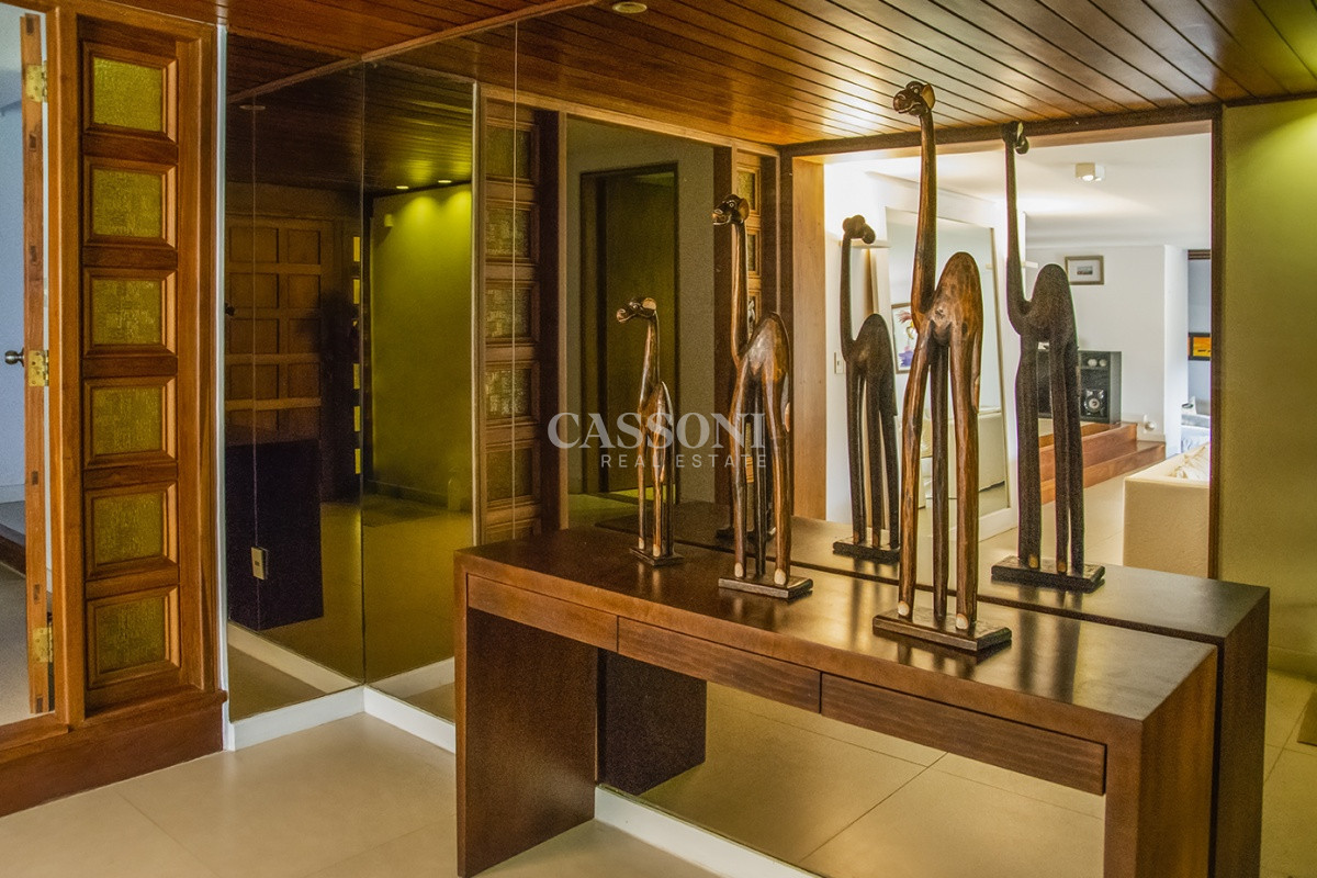Casa ID.4868 - Casa a la venta en playa mansa Punta Del Este, gran tamaño ubicada en zona privilegiada.