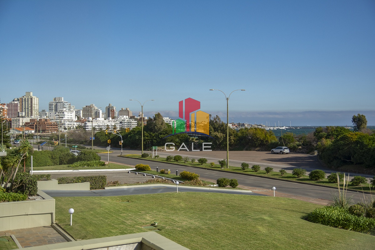 Apartamento ID.2482 - Hermoso Departamento de 3 dormitorios en venta frente al mar. 