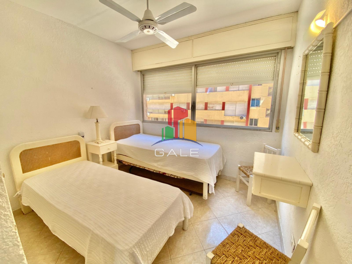 Apartamento ID.4589 - Apartamento de 2 dormitorio y medio en Primera lineal de Playa brava , Punta del este 