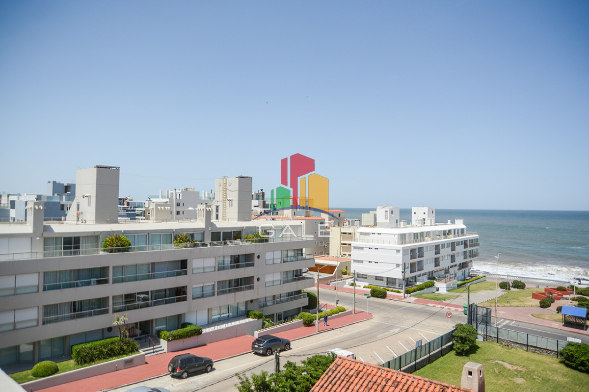 Apartamento ID.4281 - Departamento de 3 dormitorios con terraza  con parrillero en venta, Peninsula, Punta del Este