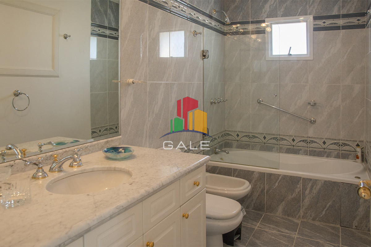 Apartamento ID.4466 - Departamento de 3 dormitorios en venta frente a Playa Mansa, Coral Tower