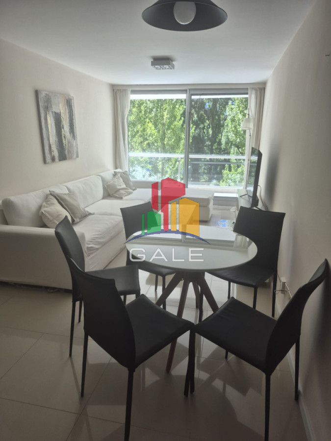 Apartamento ID.4700 - Apartamento en Venta de 2 dormitorios en Punta del Este Sobre Roosevelt