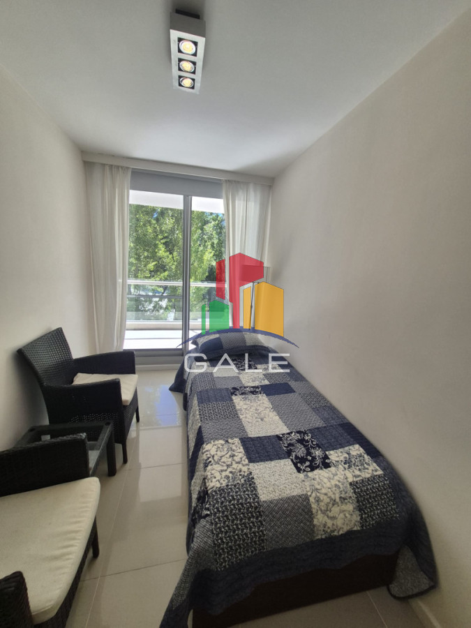 Apartamento ID.4700 - Apartamento en Venta de 2 dormitorios en Punta del Este Sobre Roosevelt