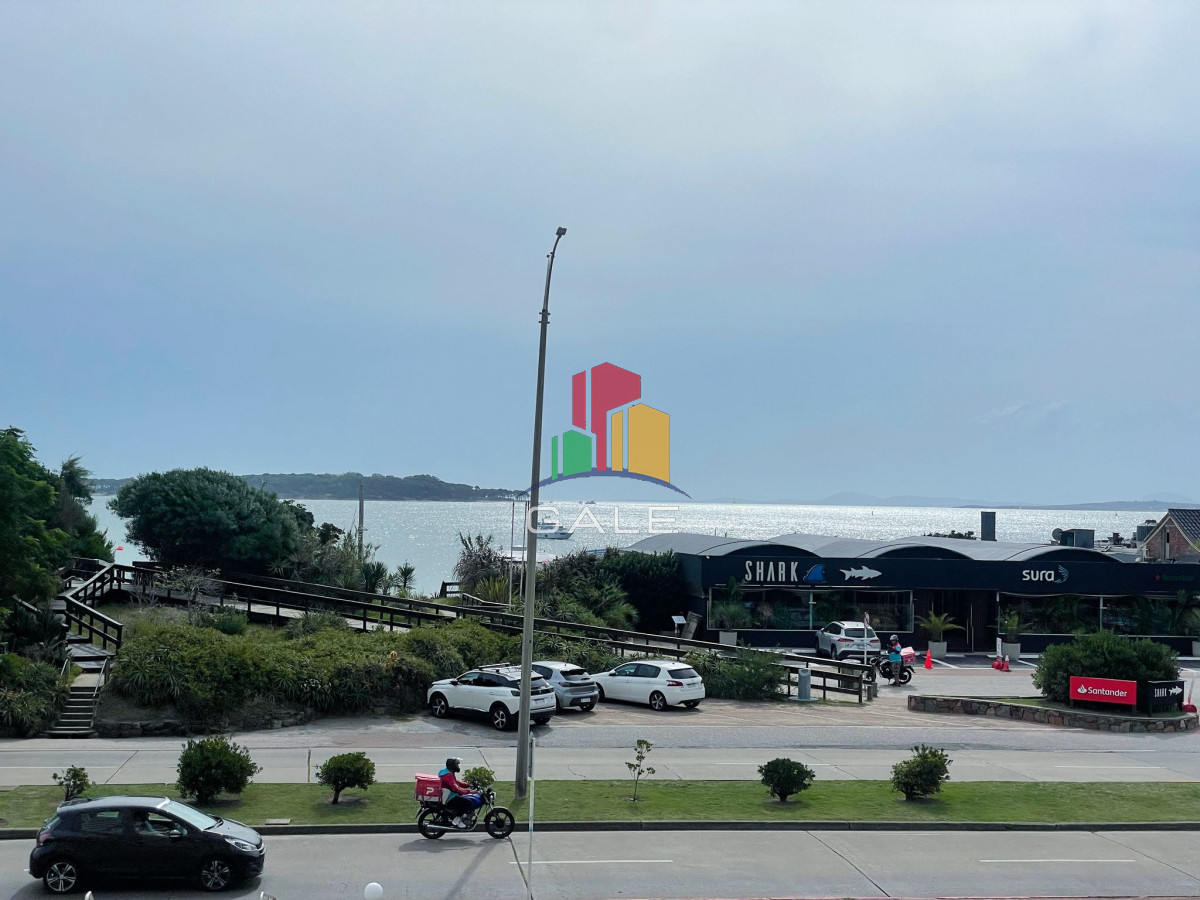 Apartamento ID.2482 - Hermoso Departamento de 3 dormitorios en venta frente al mar. 