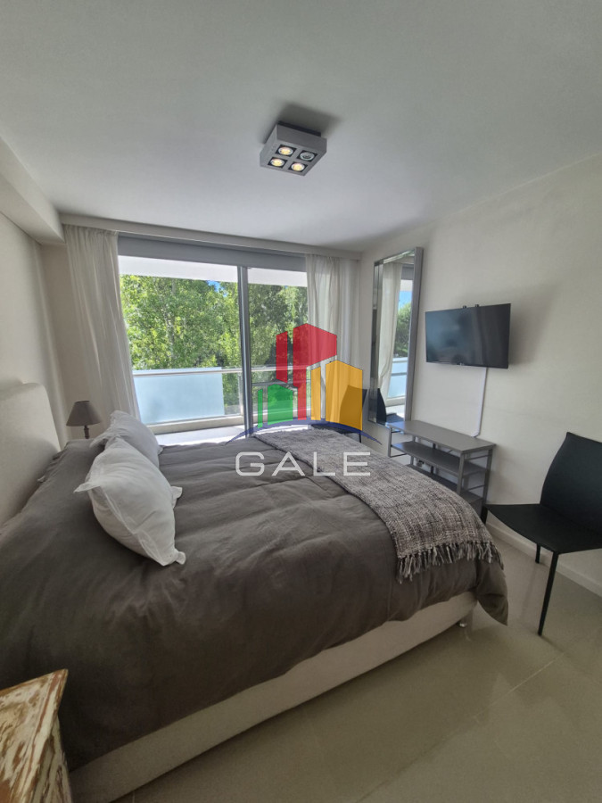 Apartamento ID.4700 - Apartamento en Venta de 2 dormitorios en Punta del Este Sobre Roosevelt