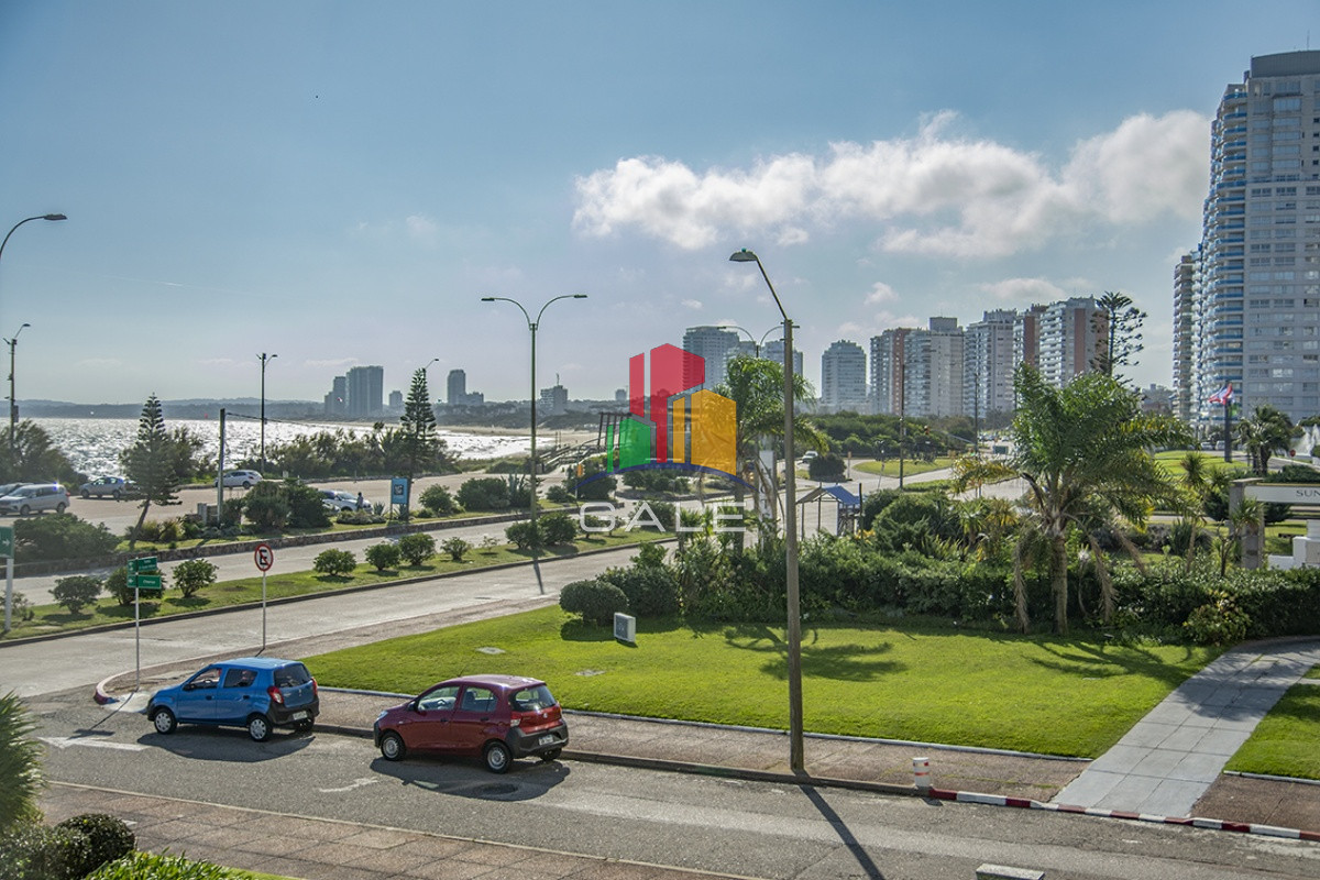 Apartamento ID.2482 - Hermoso Departamento de 3 dormitorios en venta frente al mar. 
