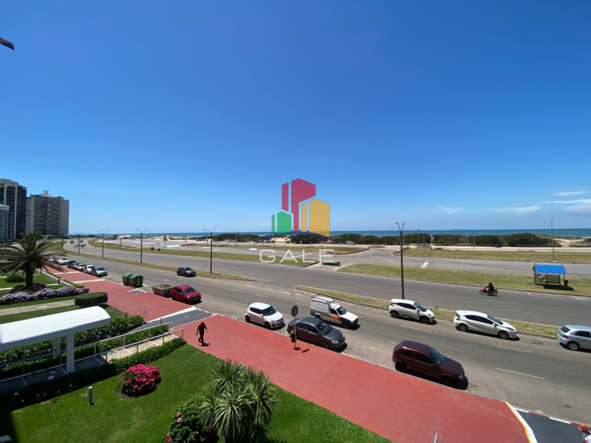 Apartamento ID.4589 - Apartamento de 2 dormitorio y medio en Primera lineal de Playa brava , Punta del este 