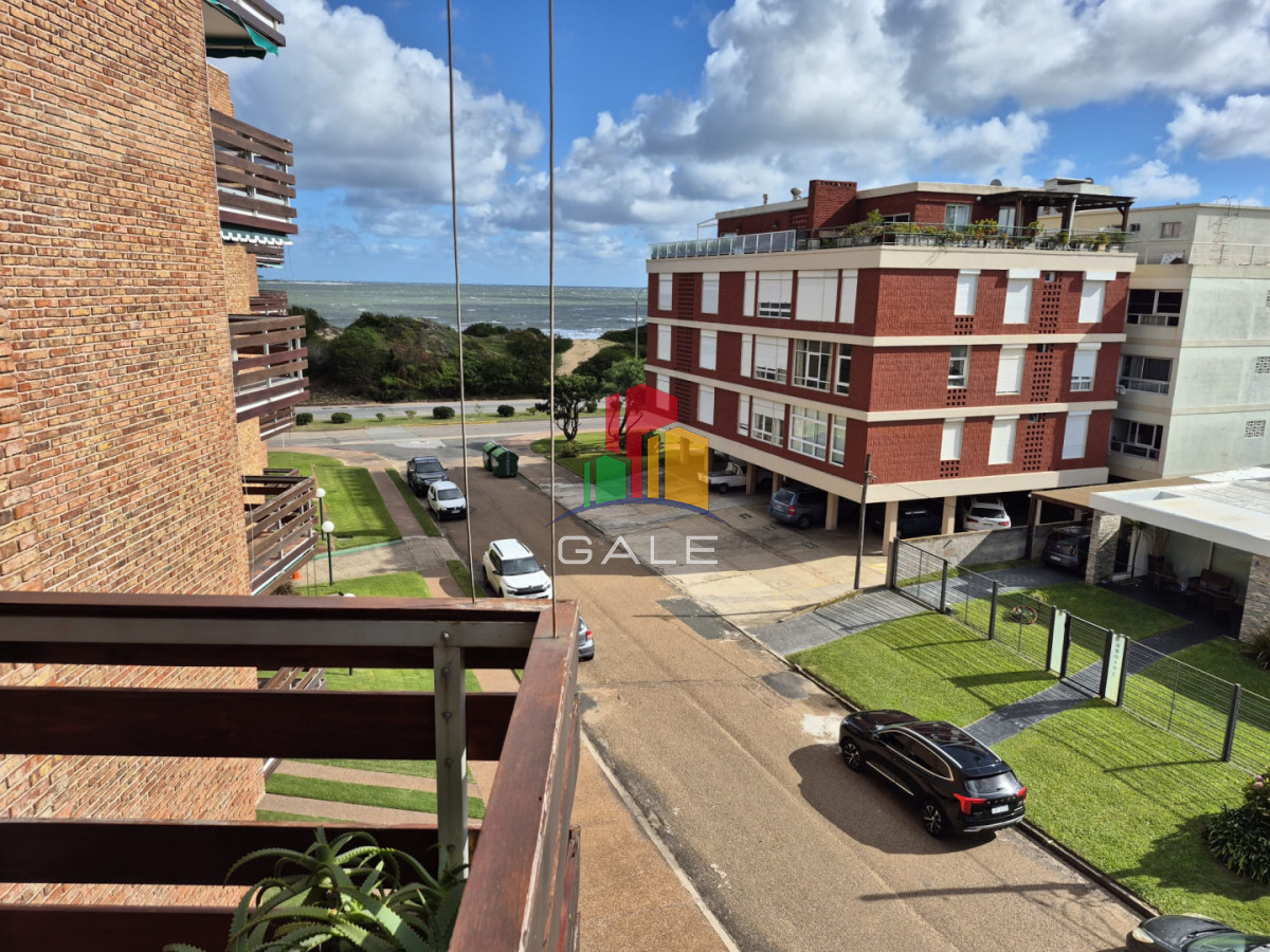 Apartamento ID.4942 - Apartamento en venta 2 dormitorios en Punta del Este. Primera línea mansa