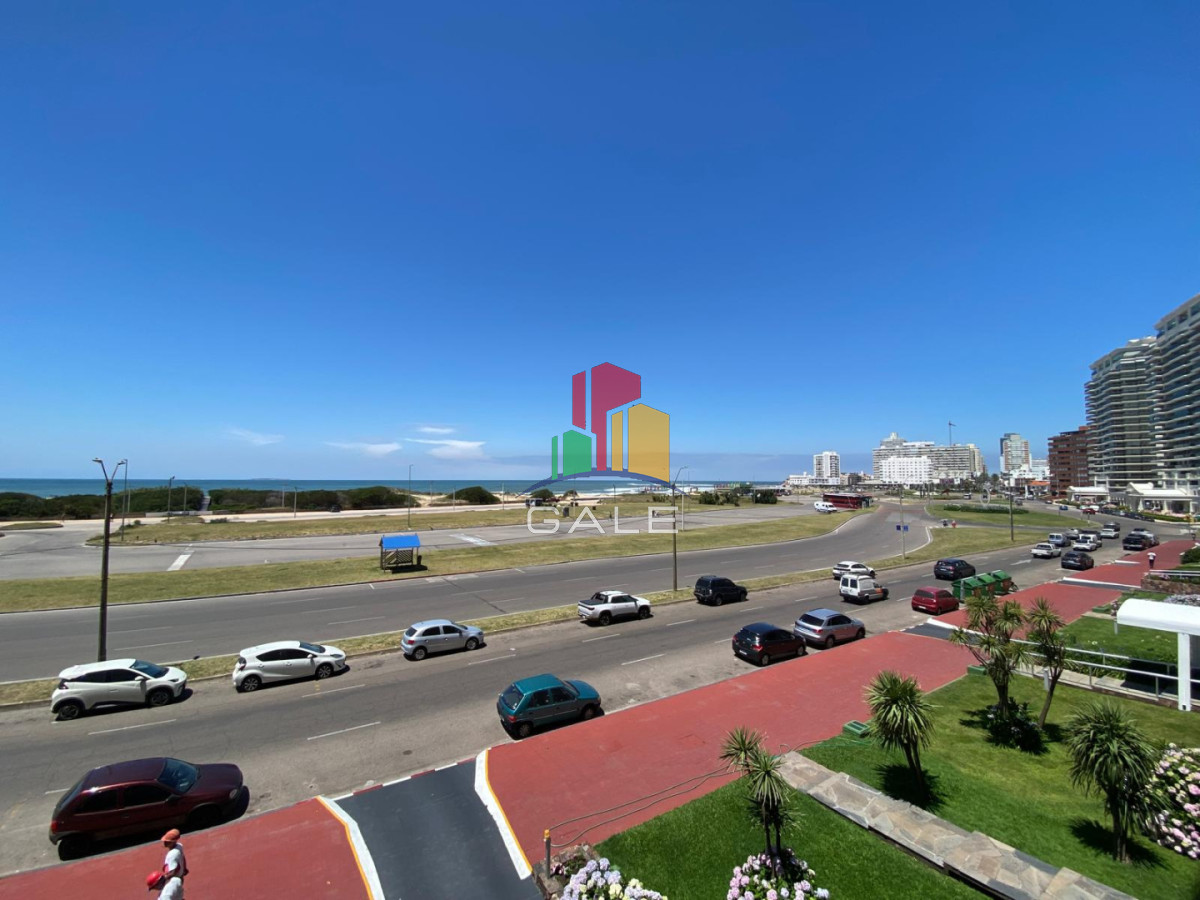 Apartamento ID.4589 - Apartamento de 2 dormitorio y medio en Primera lineal de Playa brava , Punta del este 