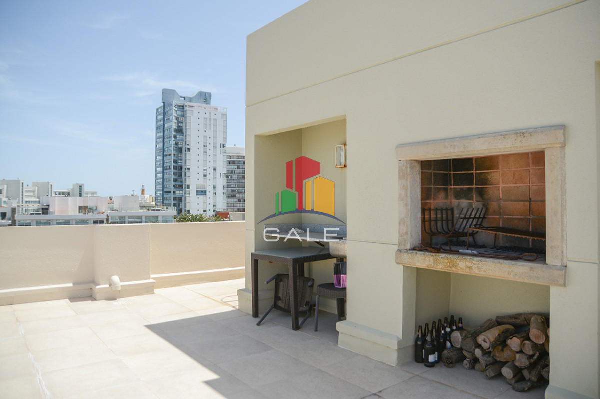 Apartamento ID.4281 - Departamento de 3 dormitorios con terraza  con parrillero en venta, Peninsula, Punta del Este