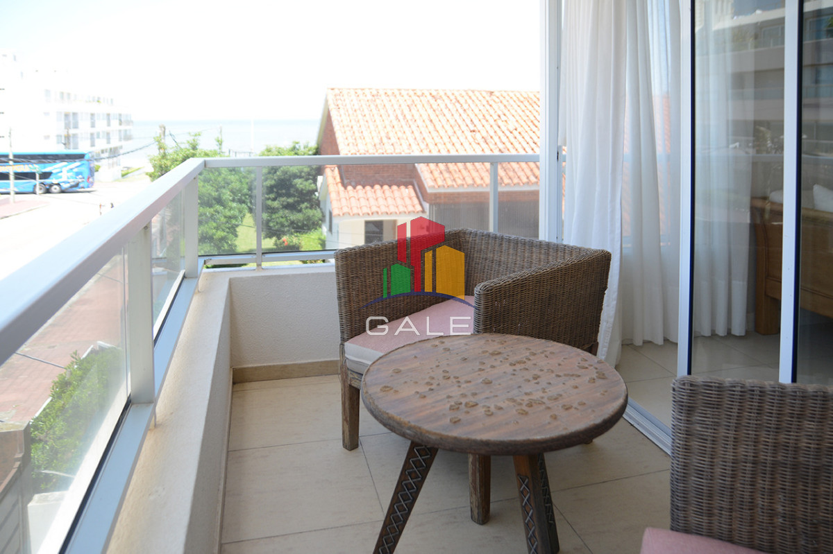 Apartamento ID.4281 - Departamento de 3 dormitorios con terraza  con parrillero en venta, Peninsula, Punta del Este