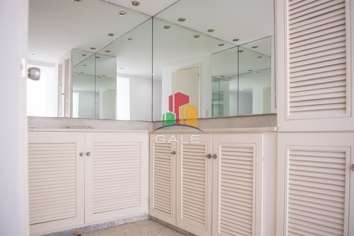 Apartamento ID.4375 - Vende departamento de 3 dormitorios con vista al Puerto, Punta del Este