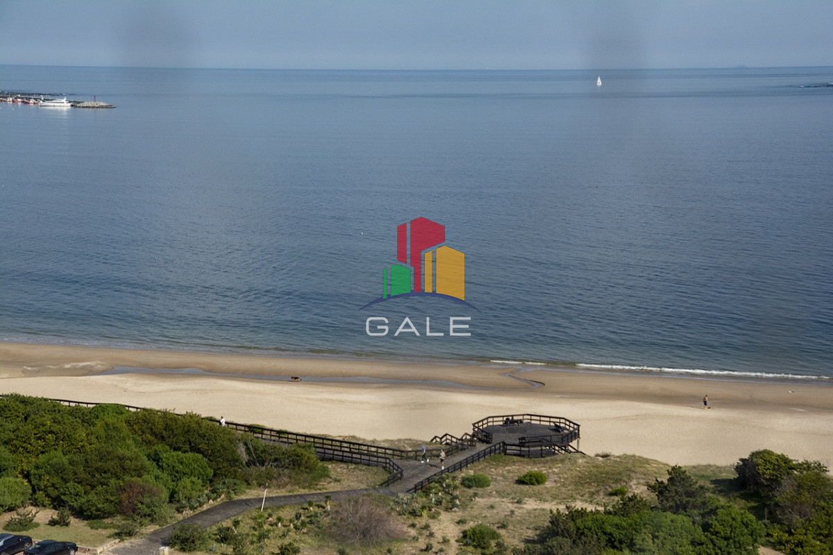 Apartamento ID.4466 - Departamento de 3 dormitorios en venta frente a Playa Mansa, Coral Tower