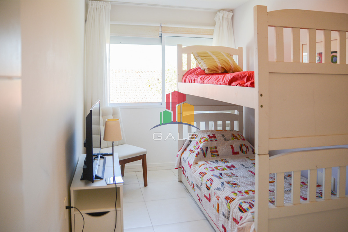 Apartamento ID.4281 - Departamento de 3 dormitorios con terraza  con parrillero en venta, Peninsula, Punta del Este