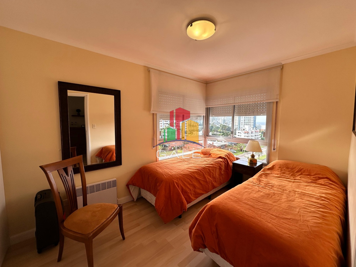 Apartamento ID.4947 - Apartamento de 2 dormitorios y medio en Playa Brava , Punta del este 