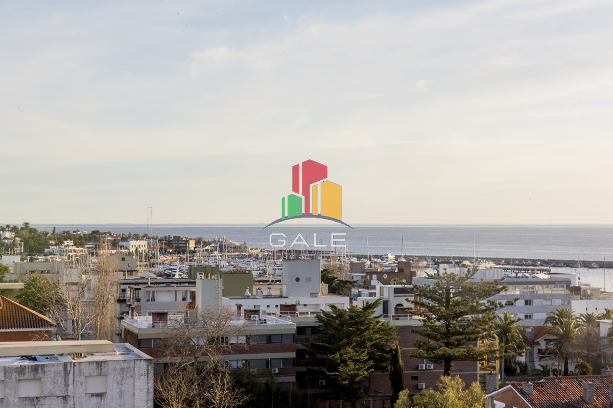 Apartamento ID.4375 - Vende departamento de 3 dormitorios con vista al Puerto, Punta del Este