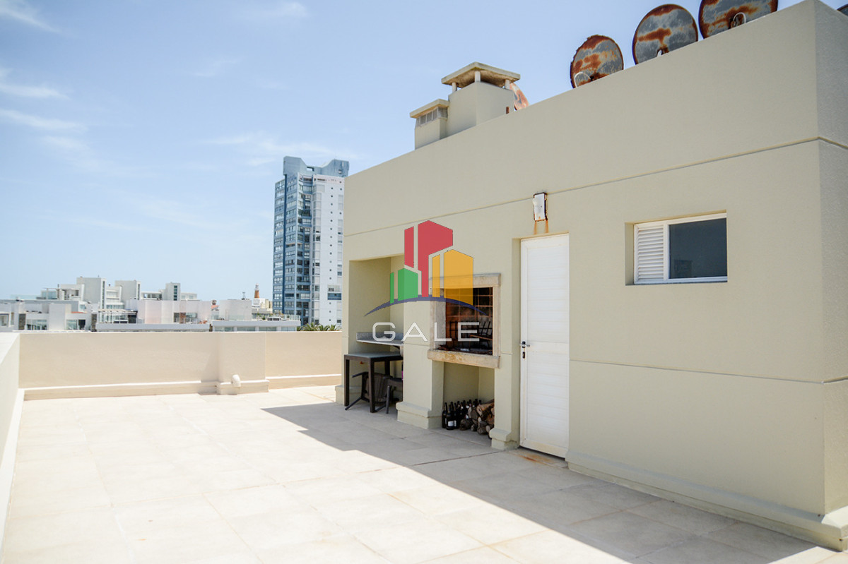 Apartamento ID.4281 - Departamento de 3 dormitorios con terraza  con parrillero en venta, Peninsula, Punta del Este