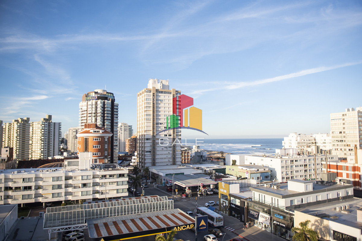 Apartamento ID.4375 - Vende departamento de 3 dormitorios con vista al Puerto, Punta del Este