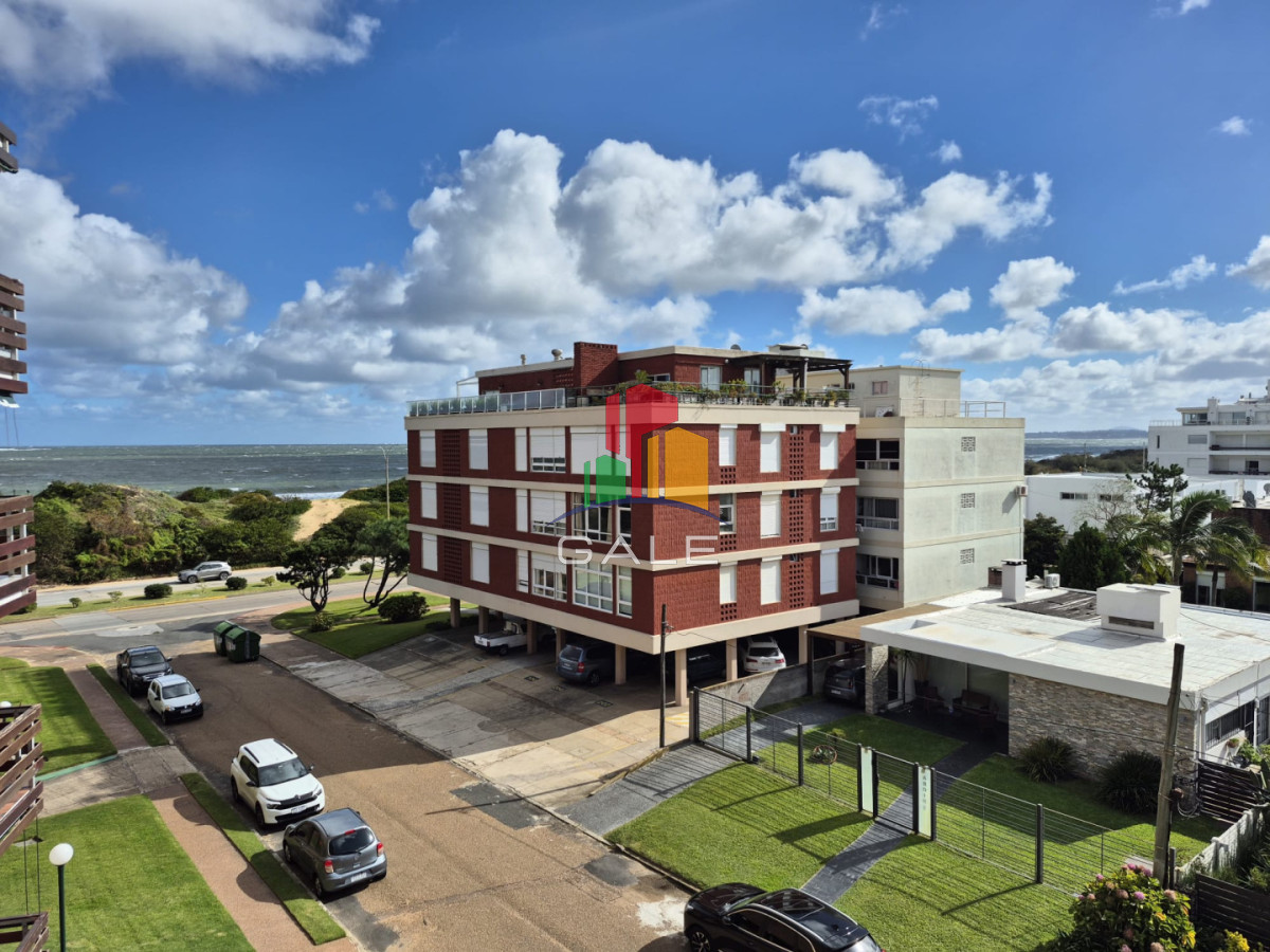 Apartamento ID.4942 - Apartamento en venta 2 dormitorios en Punta del Este. Primera línea mansa