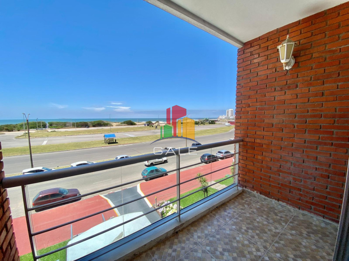 Apartamento ID.4589 - Apartamento de 2 dormitorio y medio en Primera lineal de Playa brava , Punta del este 