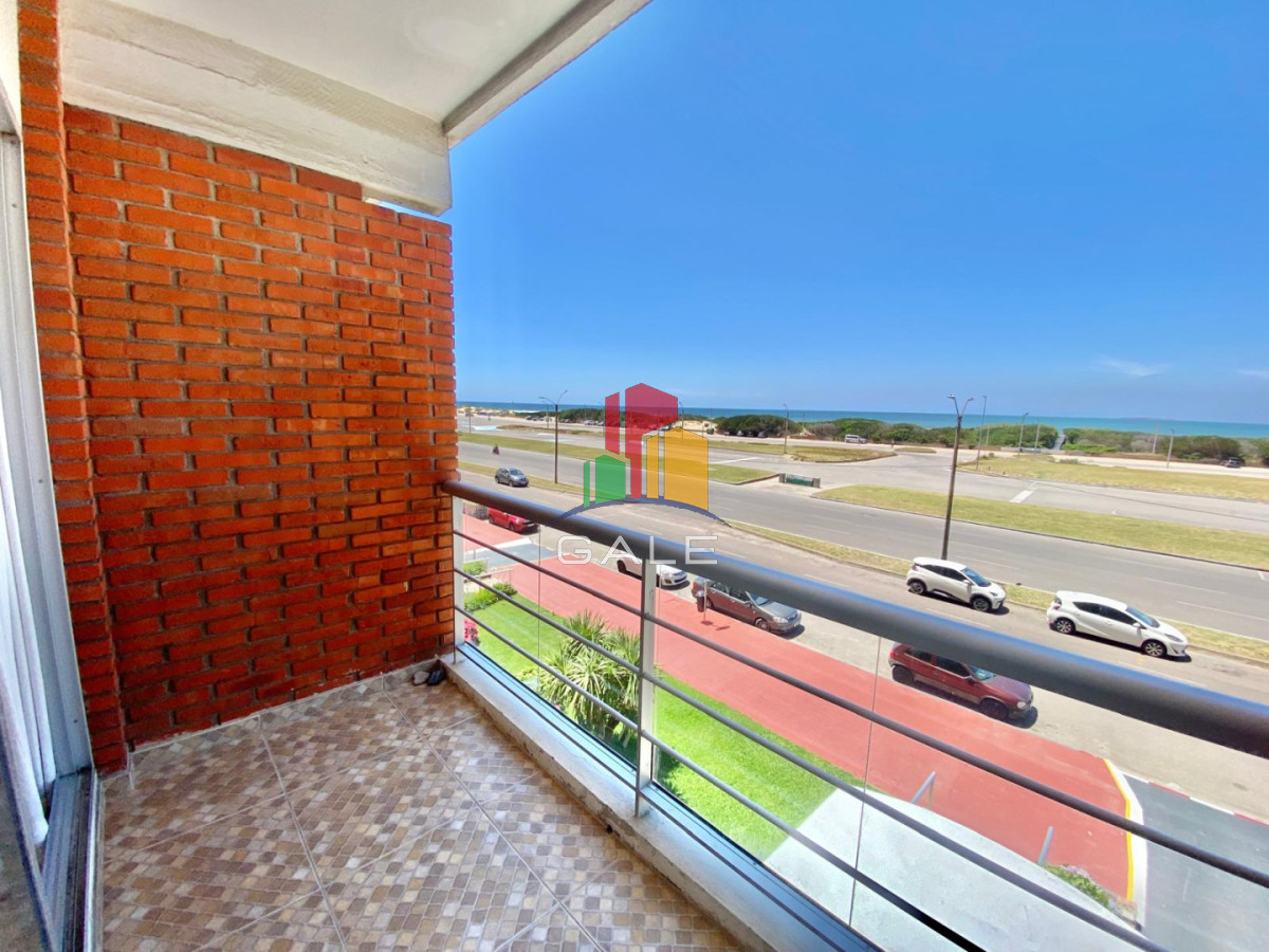 Apartamento ID.4589 - Apartamento de 2 dormitorio y medio en Primera lineal de Playa brava , Punta del este 