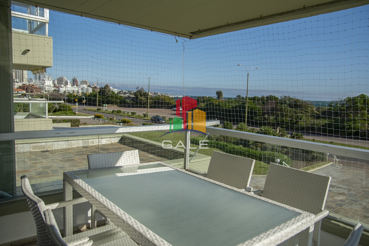Apartamento ID.2482 - Hermoso Departamento de 3 dormitorios en venta frente al mar. 