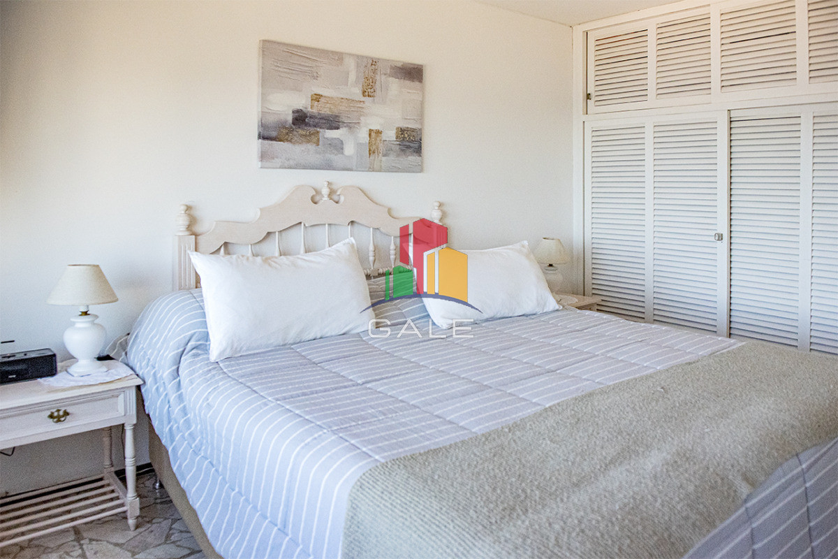 Apartamento ID.4749 - Departamento de 1 dormitorio y medio en venta en Peninsula, vista al mar. 