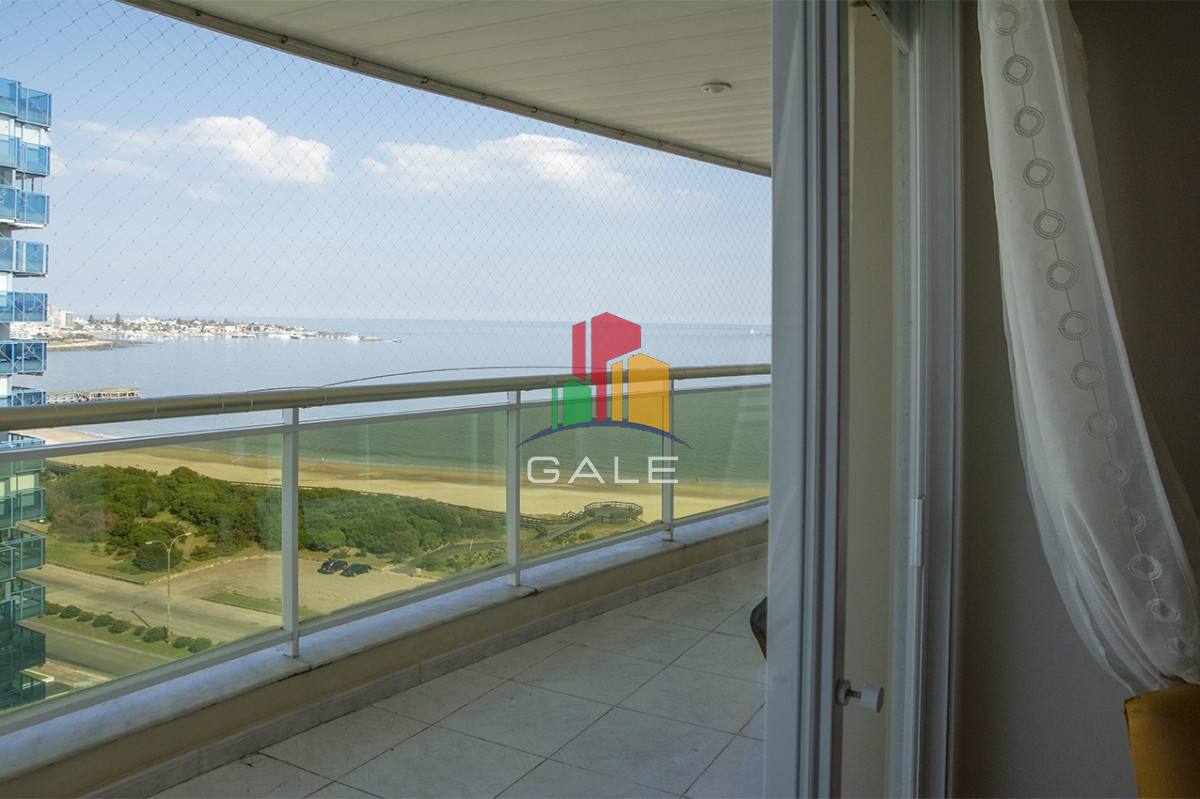 Apartamento ID.4466 - Departamento de 3 dormitorios en venta frente a Playa Mansa, Coral Tower