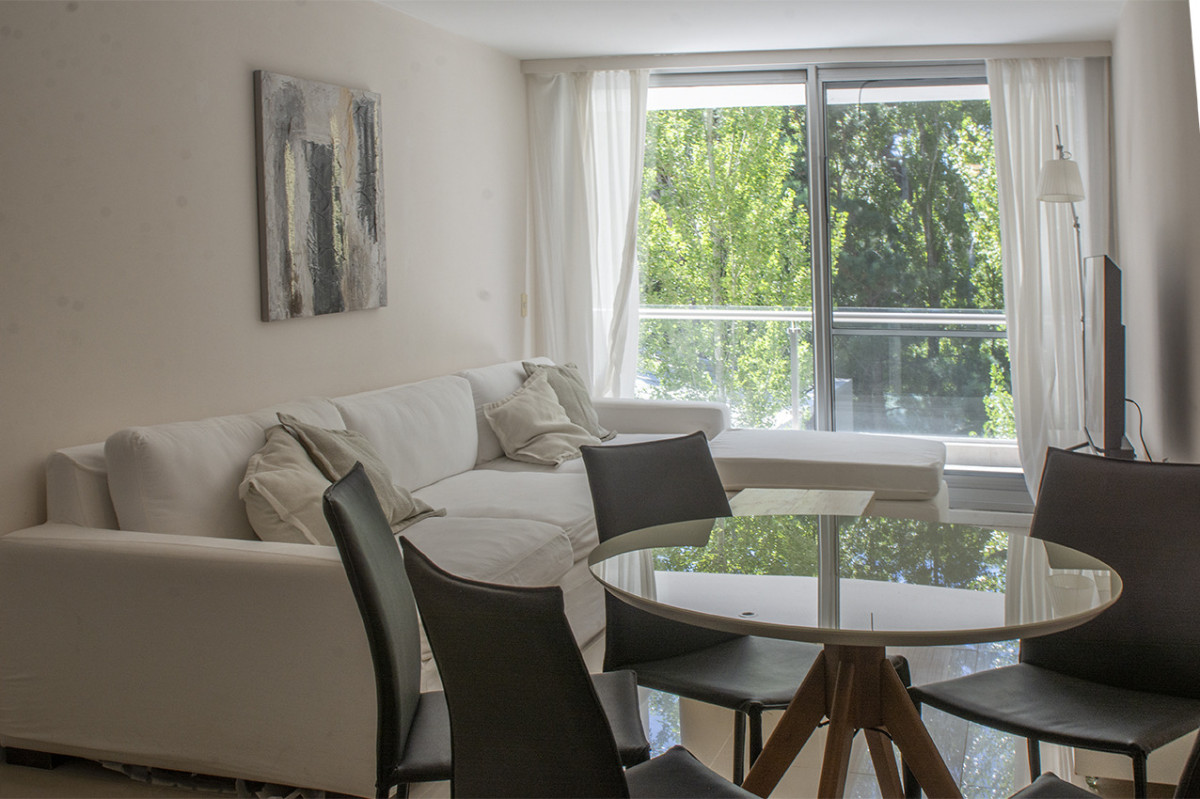 Apartamento en Venta de 2 dormitorios en Punta del Este Sobre Roosevelt
