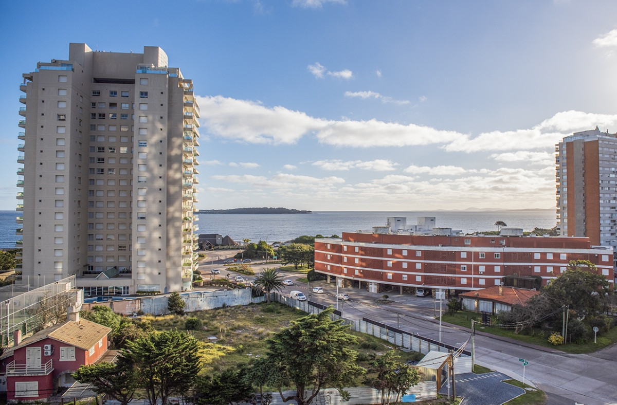 Vende apartamento de 2 dormitorios esquinero en Miami Boulevard Punta Del Este