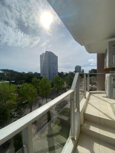 Oportunidad imperdible, hermoso departamento en venta de 2 dorm, muy iluminado y con terraza con parrillero. 