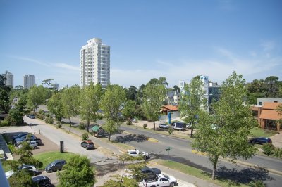 Departamento en venta de 2 dormitorios, proximo al Shopping. Torre con diseño unico