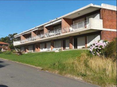 Vende apartamento de 2 dormitorios con bajas expensas, Playa Mansa cerca del mar. Punta del Este 
