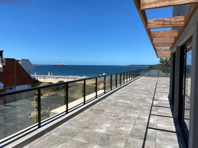 Vende oportunidad en Playa Mansa, primera línea de 2 dormitorios en Punta del Este 