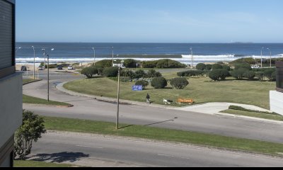 Cómodo y agradable apartamento en edificio Panorama VI, muy cerca de la playa Brava al final de la Av. Chiverta.