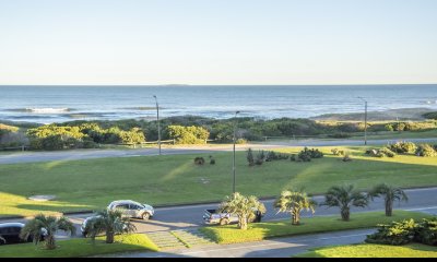 Departamento en venta frente al mar. Torre Lobos, Playa Brava, 3 dormitorios.