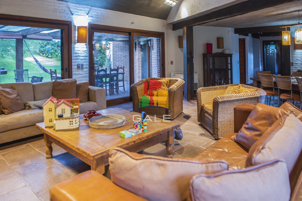 Casa ID.3723 - Vende casa de 4 dormitorios en Cantegirl, Punta del Este