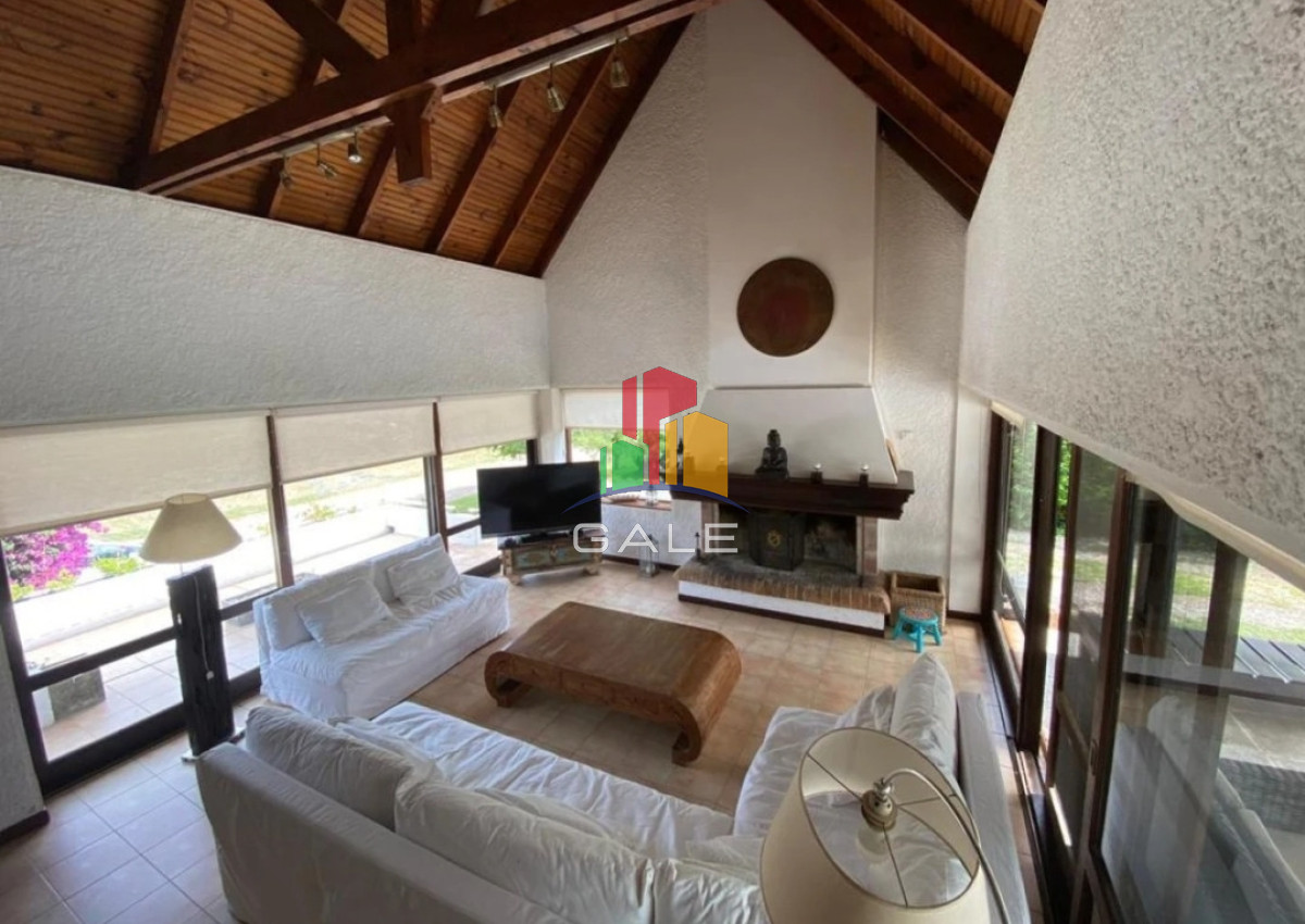 Casa ID.4734 - En venta casa de 5 dormitorios, con piscina, parrillero y jardin en Lugano,Punta del Este