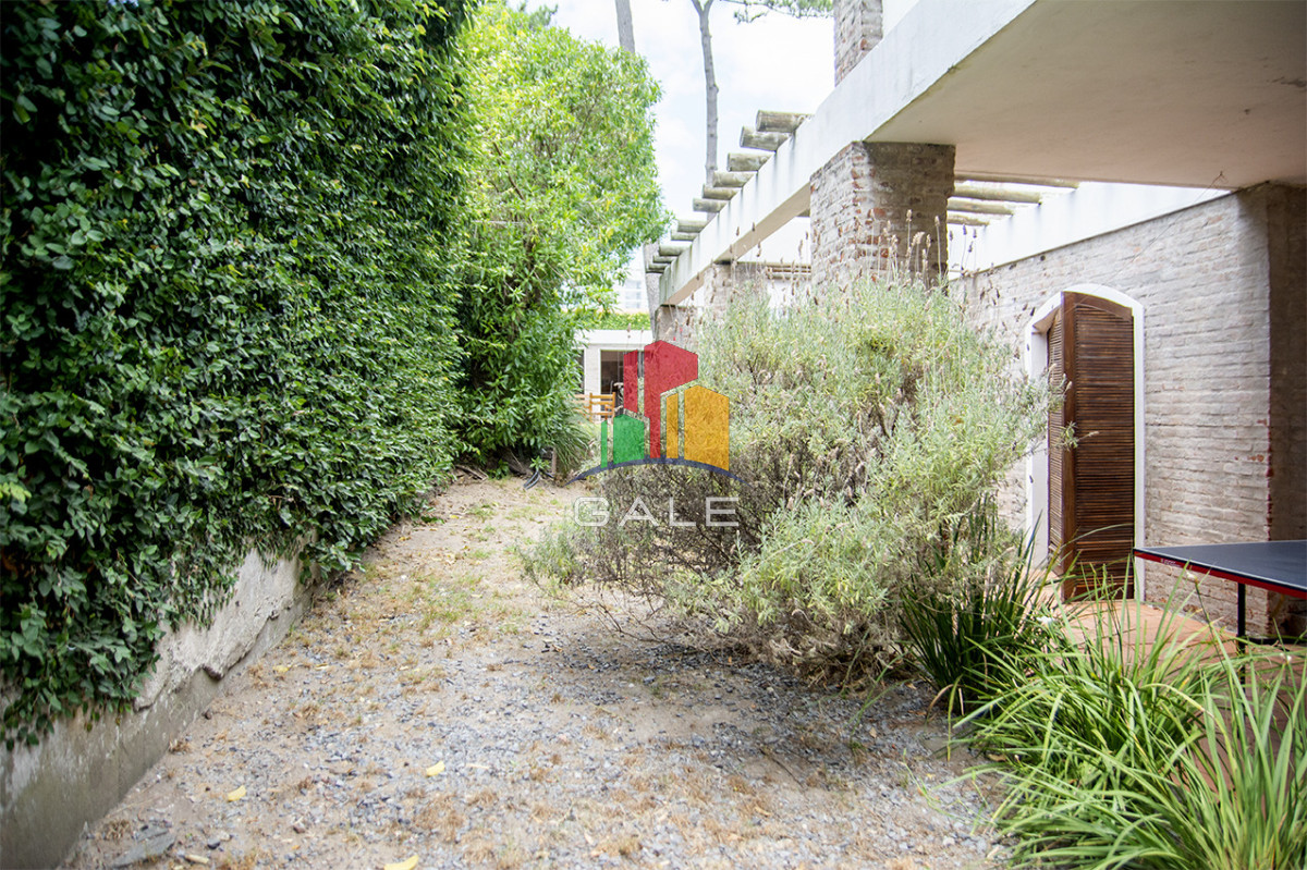 Casa ID.4559 - Excelente chalet de 5 dormitorios en venta a pasos de Playa Mansa Punta del Este