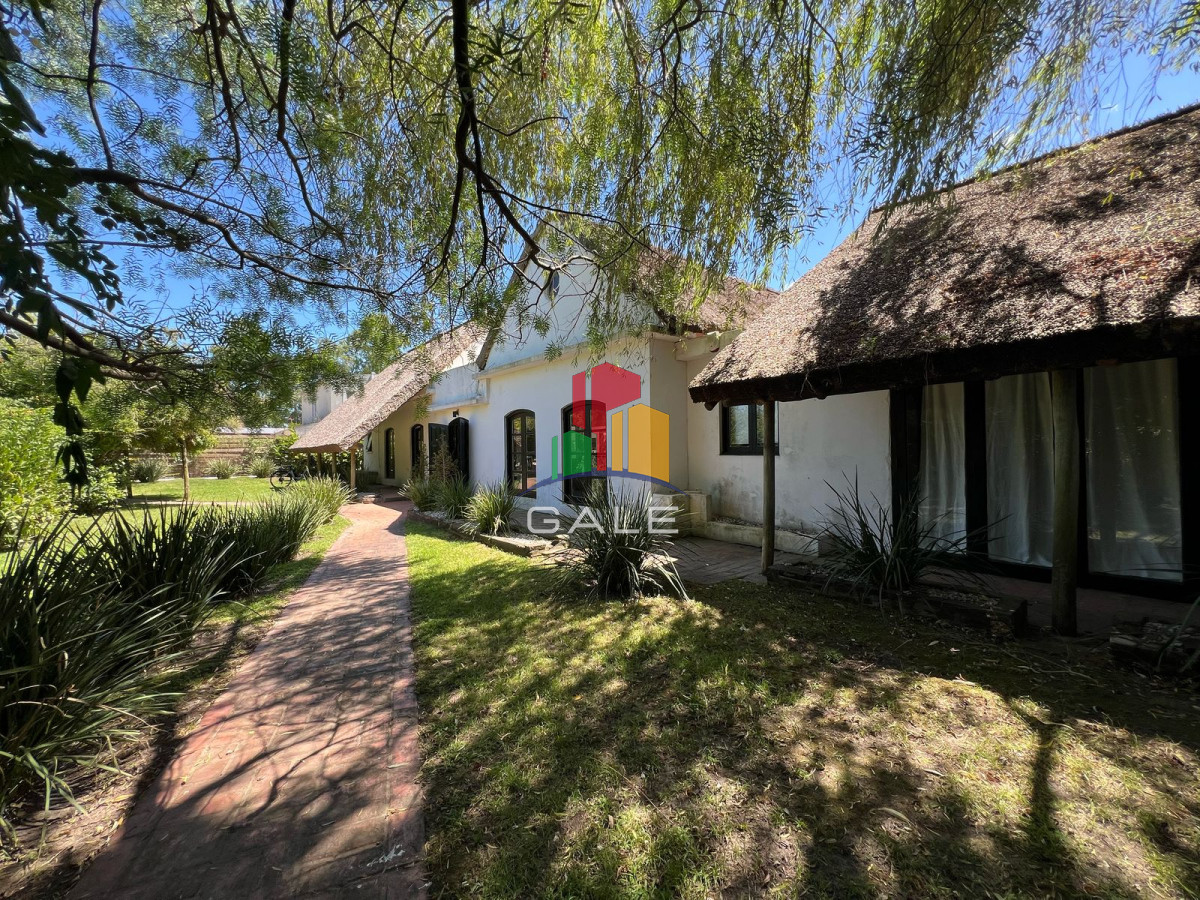 Gale Propiedades & Escribanía Casa ID.4877 - Amplia casa a la venta en Punta del Este de 6 dormitorios en el Tesoro a 200 mts de ruta 10