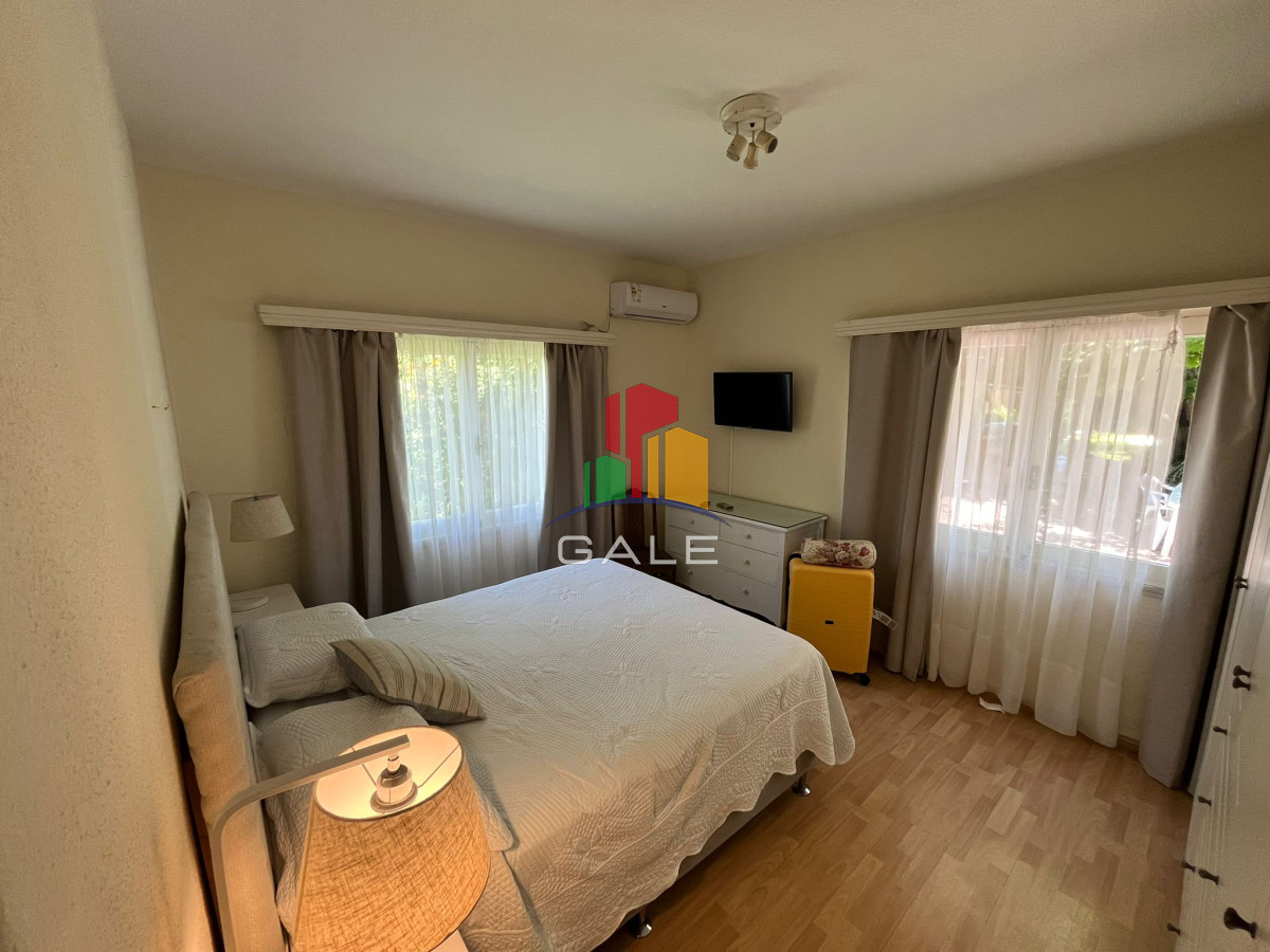 Casa ID.3968 - Casa en venta de 4 dormitorios, con barbacoa y piscina en Mansa a 1 cuadra del mar.