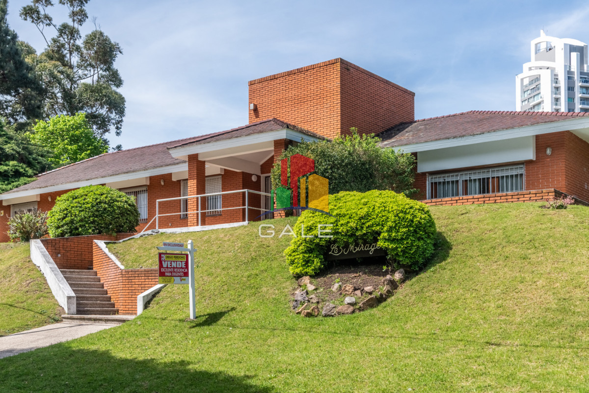 Casa ID.4729 - Vendemos espectacular casa de 4 dormitorios en Playa Mansa, Punta del este