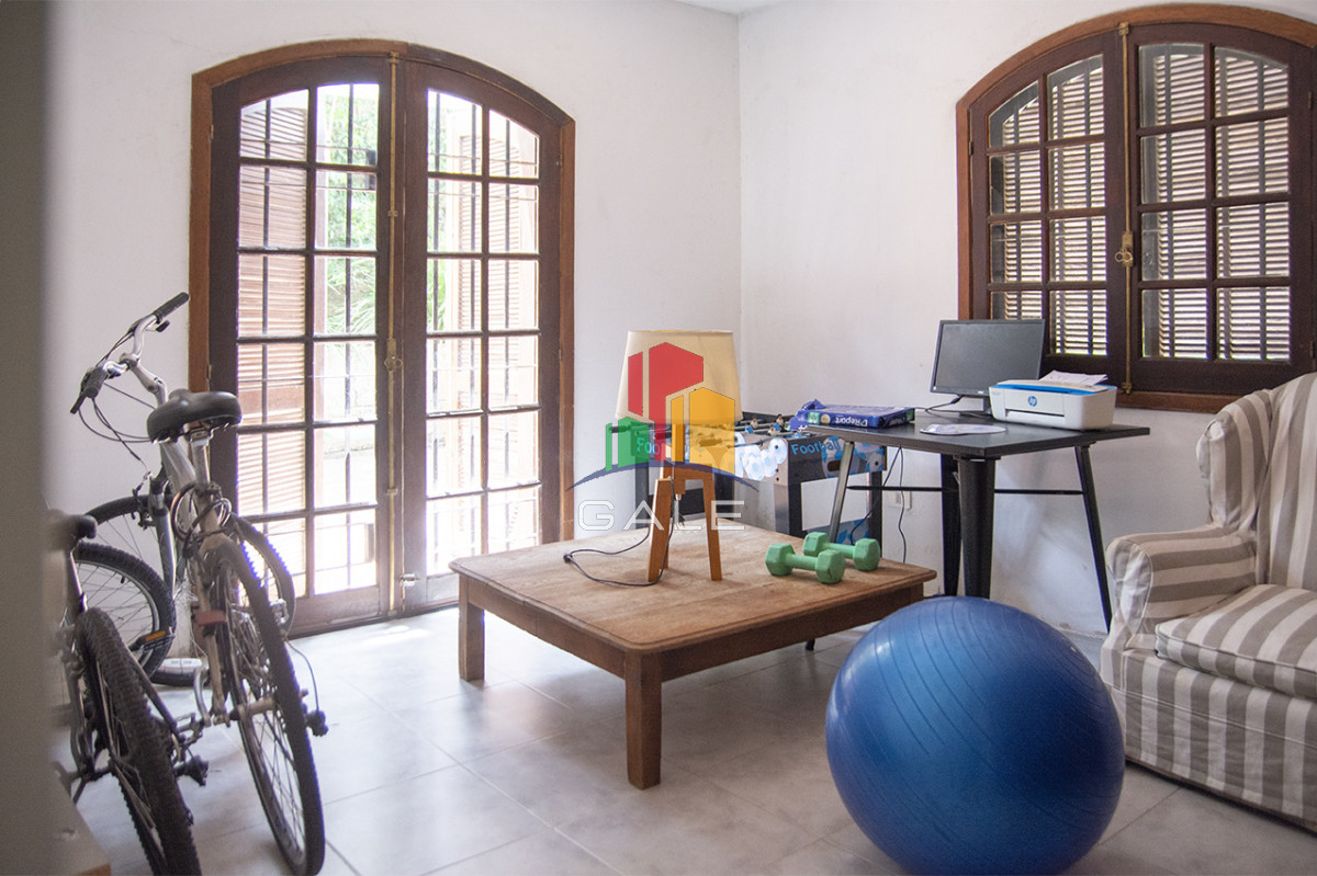 Casa ID.4559 - Excelente chalet de 5 dormitorios en venta a pasos de Playa Mansa Punta del Este