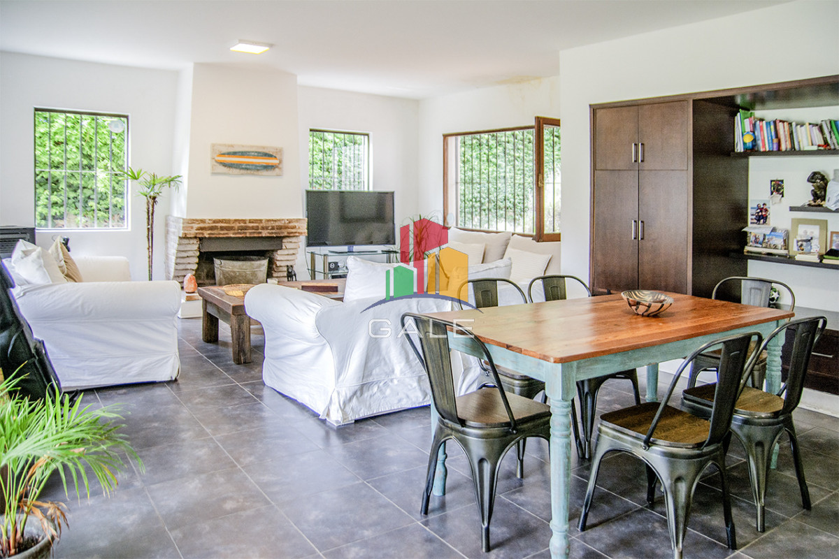 Casa ID.4559 - Excelente chalet de 5 dormitorios en venta a pasos de Playa Mansa Punta del Este