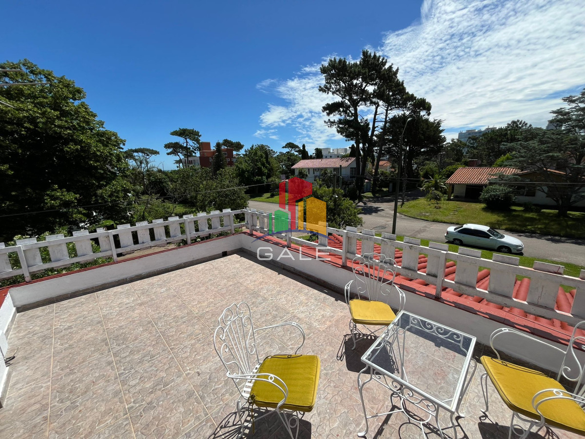 Casa ID.3968 - Casa en venta de 4 dormitorios, con barbacoa y piscina en Mansa a 1 cuadra del mar.