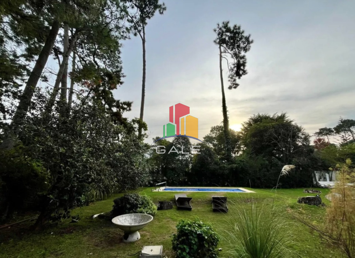 Casa ID.3961 - Vende espectacular casa en Lugano de 3 dormitorios, con piscina y parrillero.