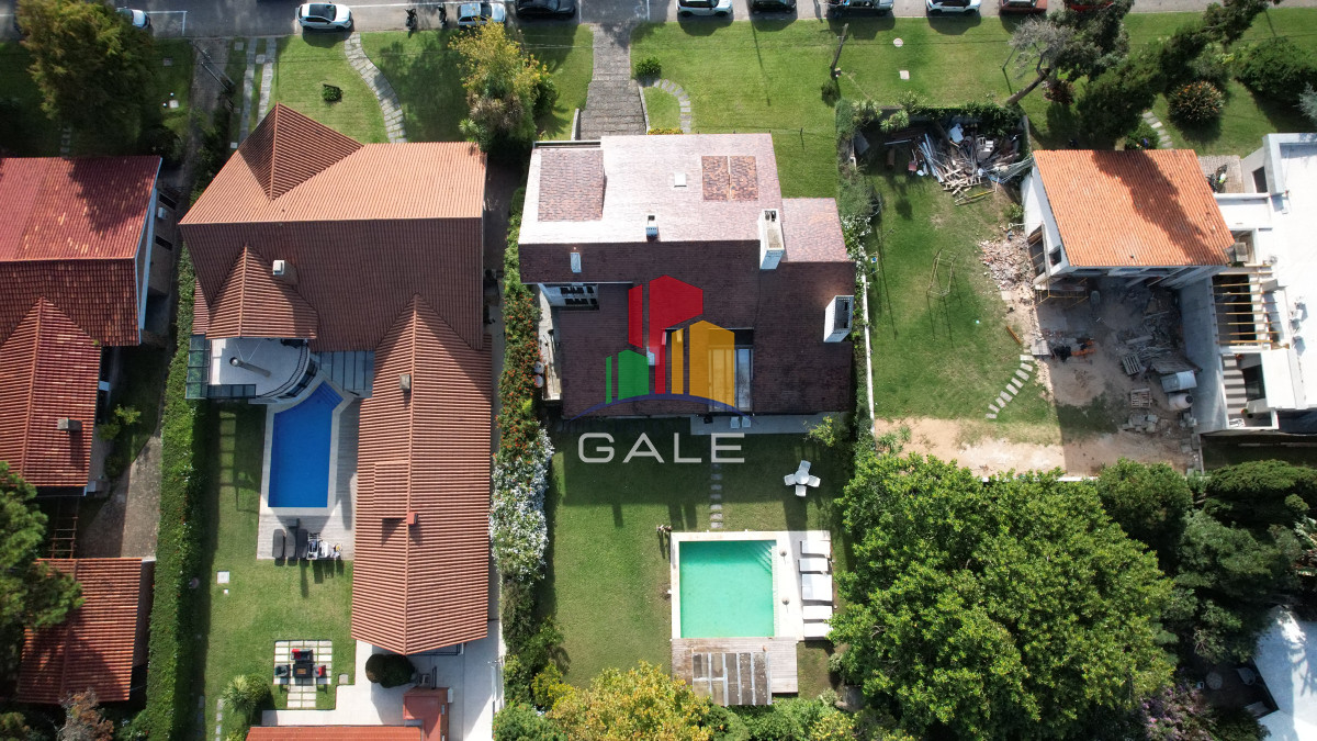 Casa ID.2218 - Casa a la venta en playa mansa Punta Del Este, gran tamaño ubicada en zona privilegiada.